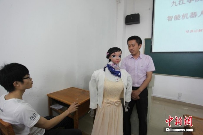 Co giao Robot giang bai gay soc Trung Quoc-Hinh-3